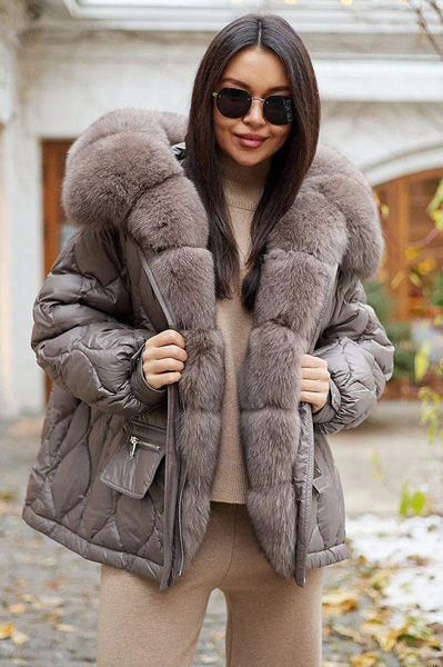 Приталенный пуховик с мехом песца стеганный