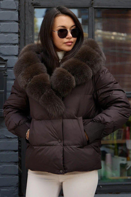 Модный пуховик с капюшоном шоколадный